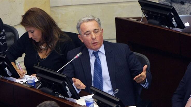 Denuncian ante la Corte al senador Uribe por revelaciones del hacker