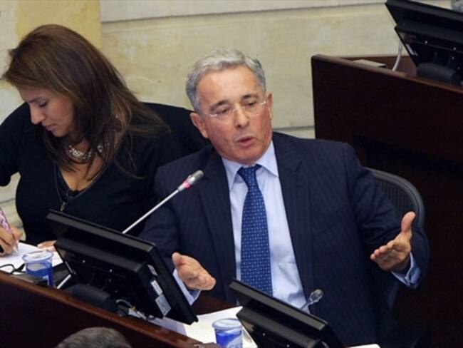 Denuncian ante la Corte al senador Uribe por revelaciones del hacker