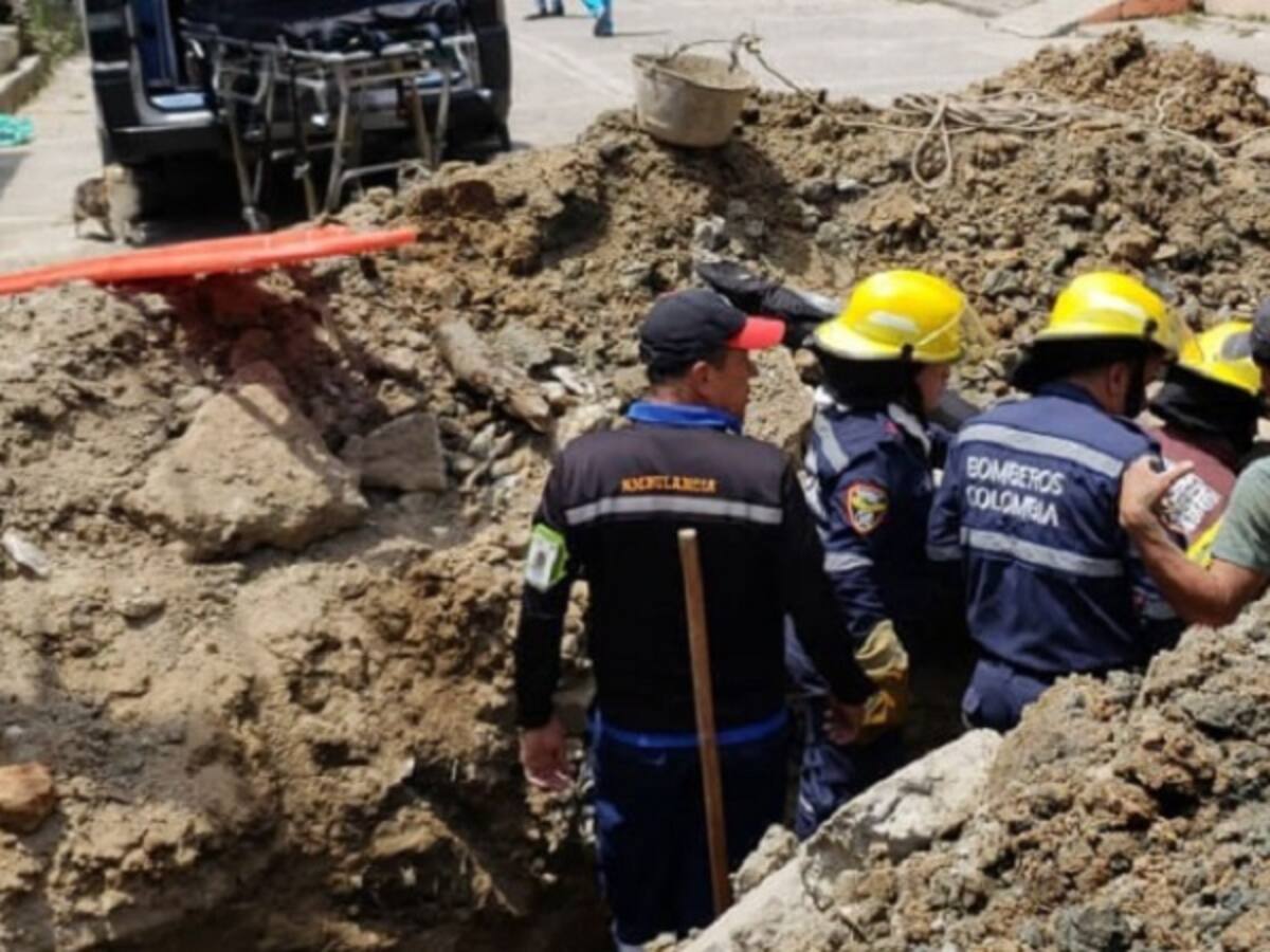 Bomberos rescataron a un obrero atrapado en un alud de tierra