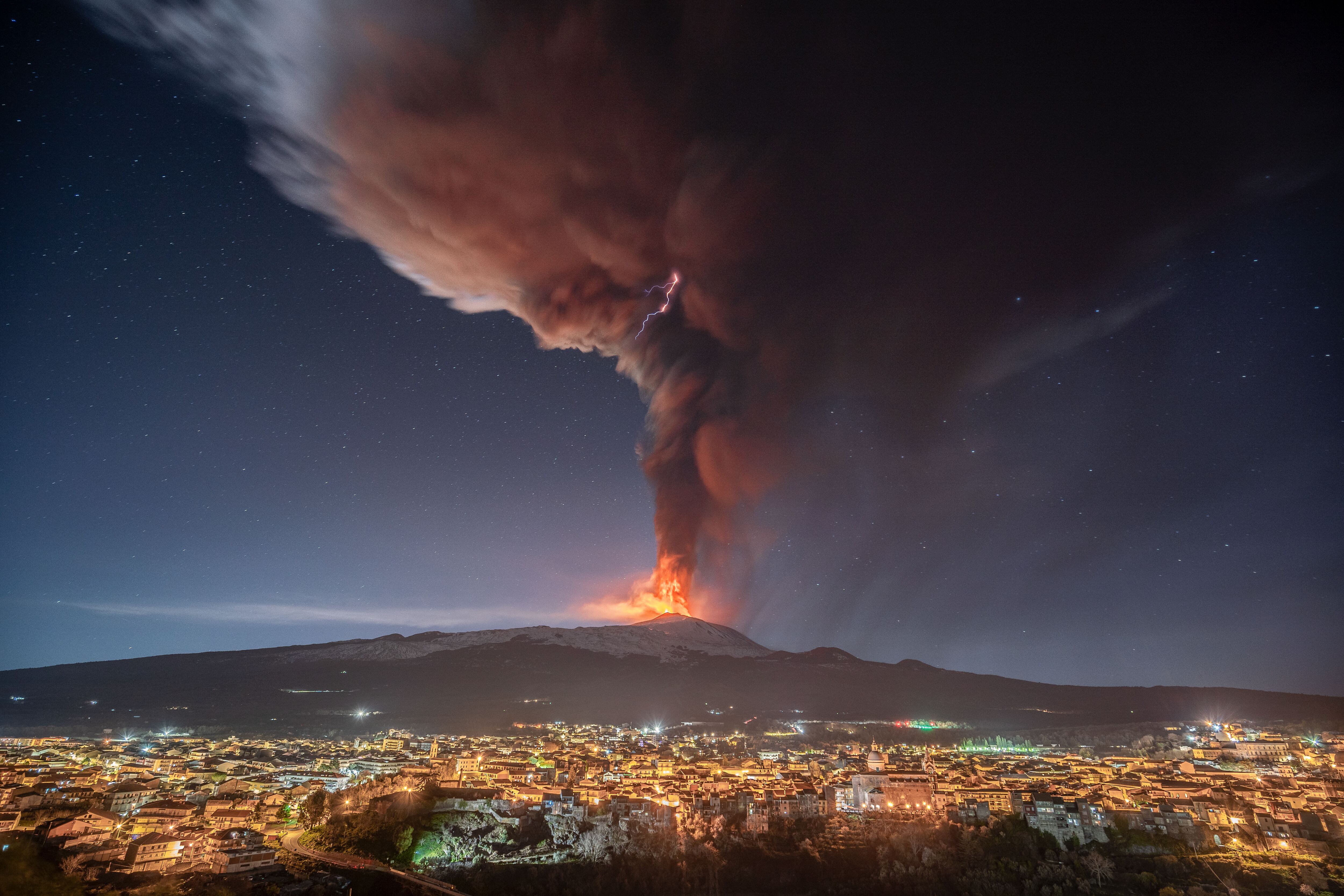 Eruption del vocab Etna. Foto tomada en Catania, Italy. GettyImages.