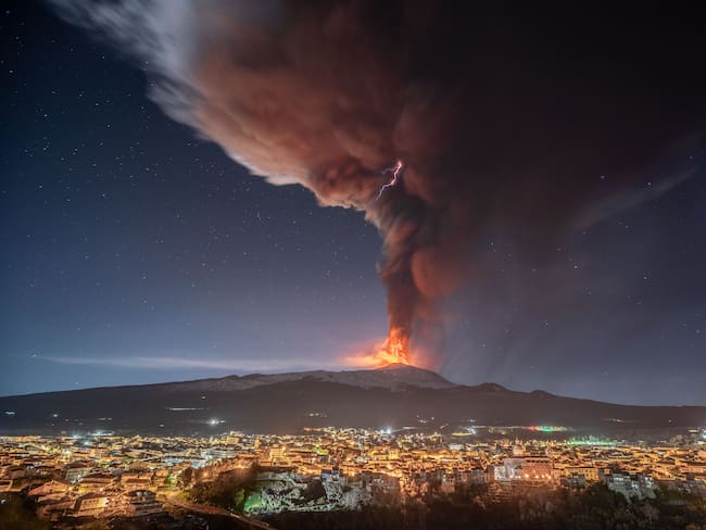 Eruption del vocab Etna. Foto tomada en Catania, Italy. GettyImages.