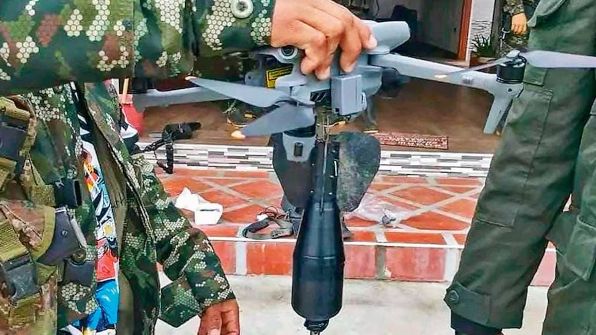 Grupos de guerrilla y EGC se están enfrentando con drones cargados de explosivos en Remedios