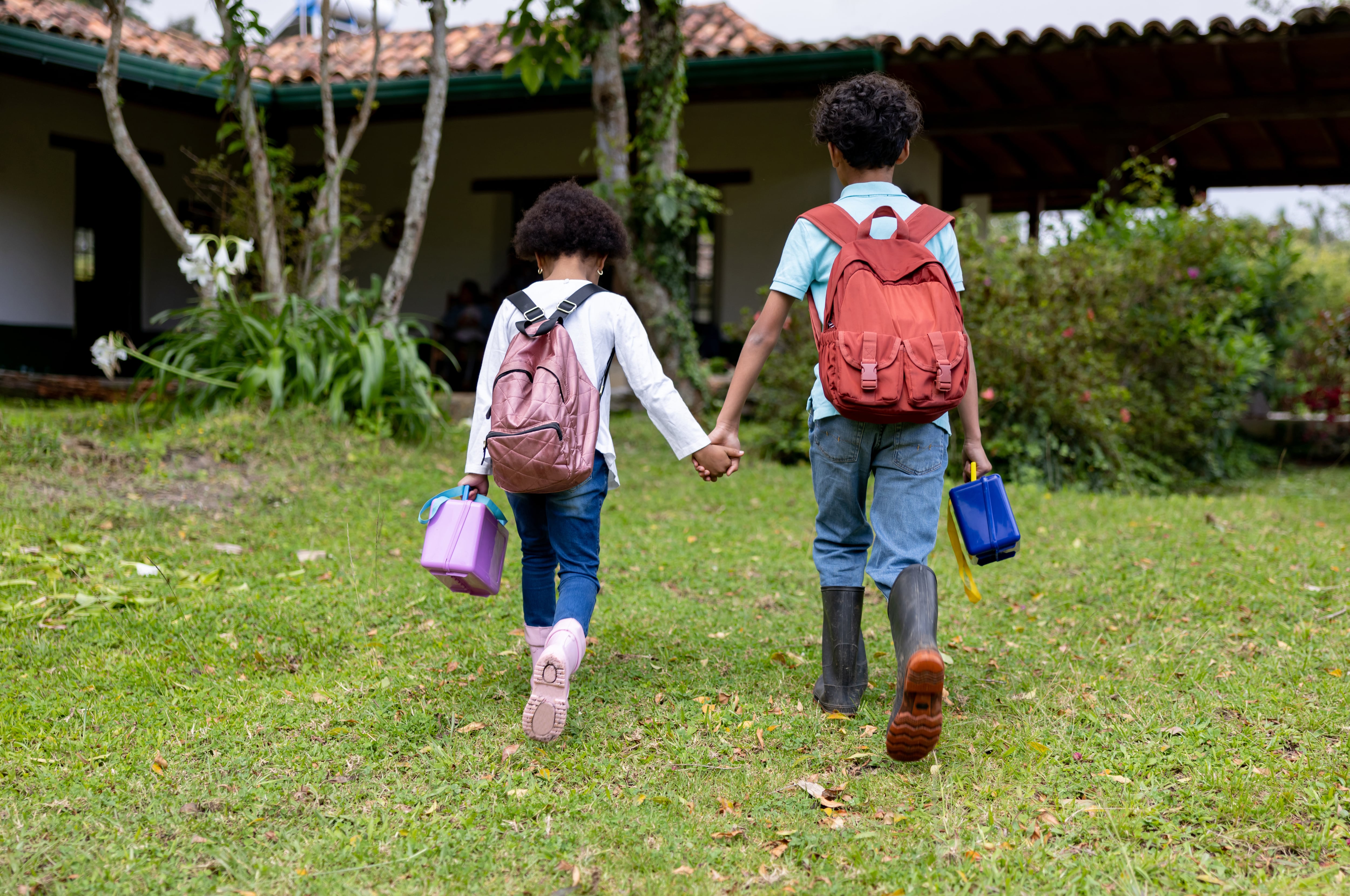 Niños llegando a casa para la temporada de vacaciones 2025