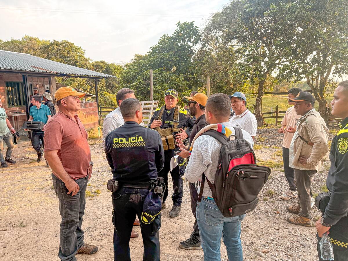 Denuncian amenazas a funcionarios durante histórica entrega de tierras en Santander