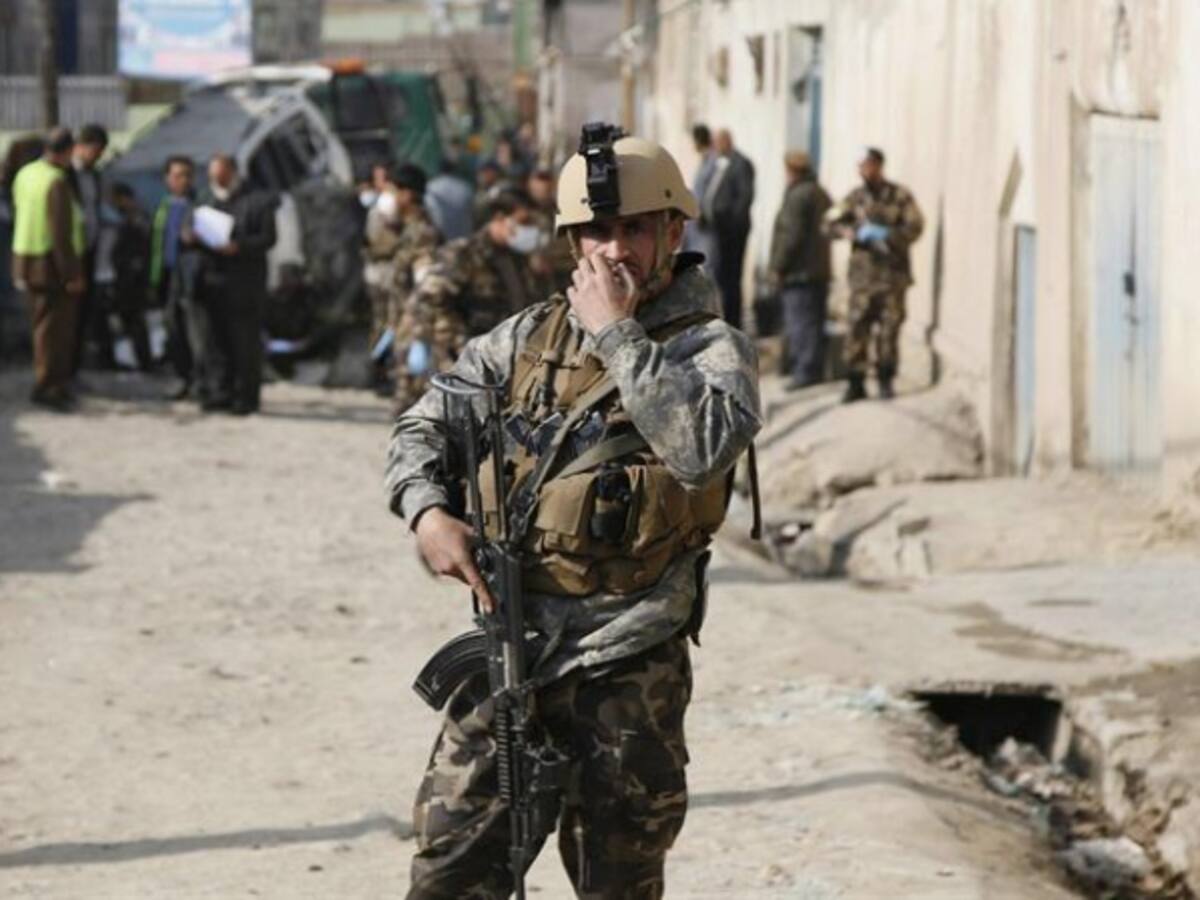 Un niño entrenado por los talibanes para inmolarse se entrega a la Policía