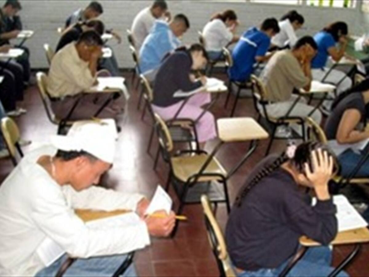 Gobierno inicia desembolsos a jóvenes beneficiados con 10.000 becas