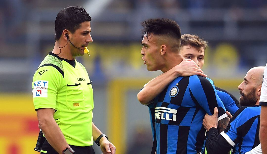 Momento en el cual Lautaro Martínez arremete contra el árbitro del partido