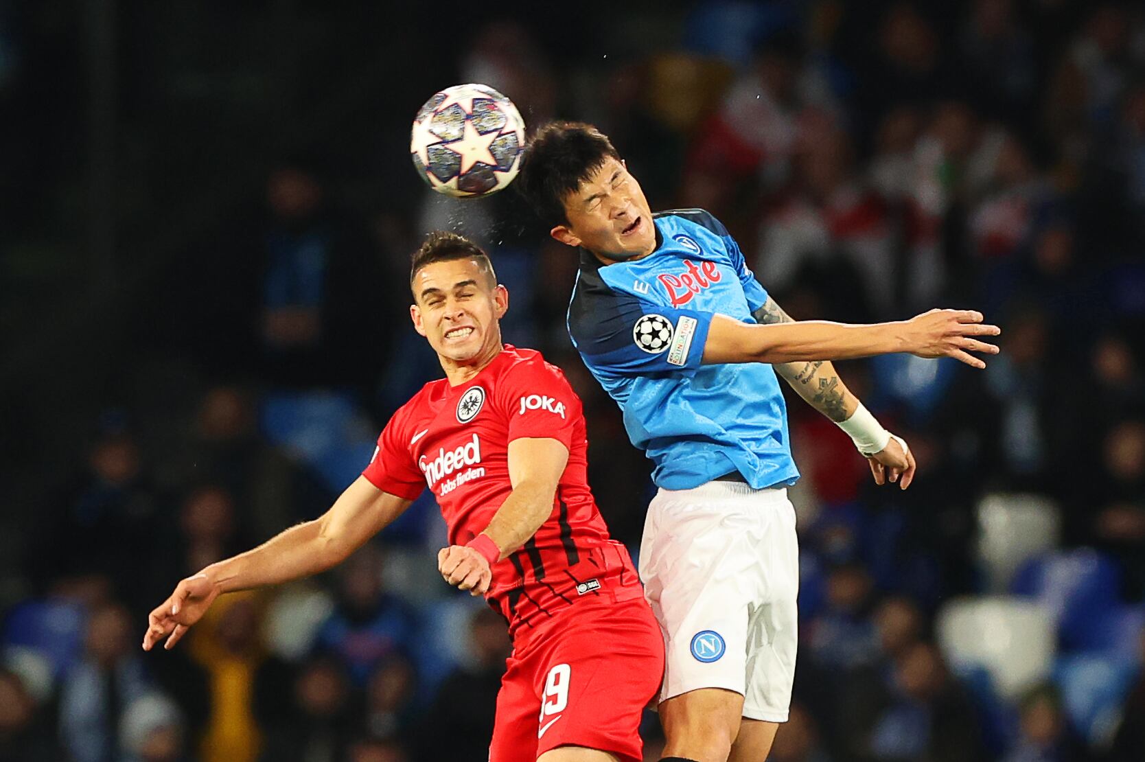 Rafael Santos Borré en el duelo entre Napoli y Eintracht Frankfurt. Photo: Oliver Weiken/dpa (Photo by Oliver Weiken/picture alliance via Getty Images)