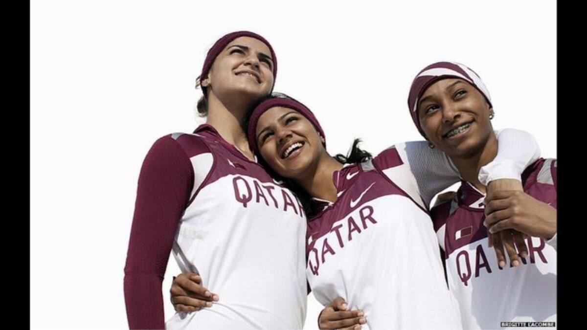 La exhibición incluye, entre otras imágenes, retratos del equipo de carreras de relevos de Qatar (en esta foto), una corredora comorense, una lanzadora de disco libia y una luchadora de esgrima de Túnez.