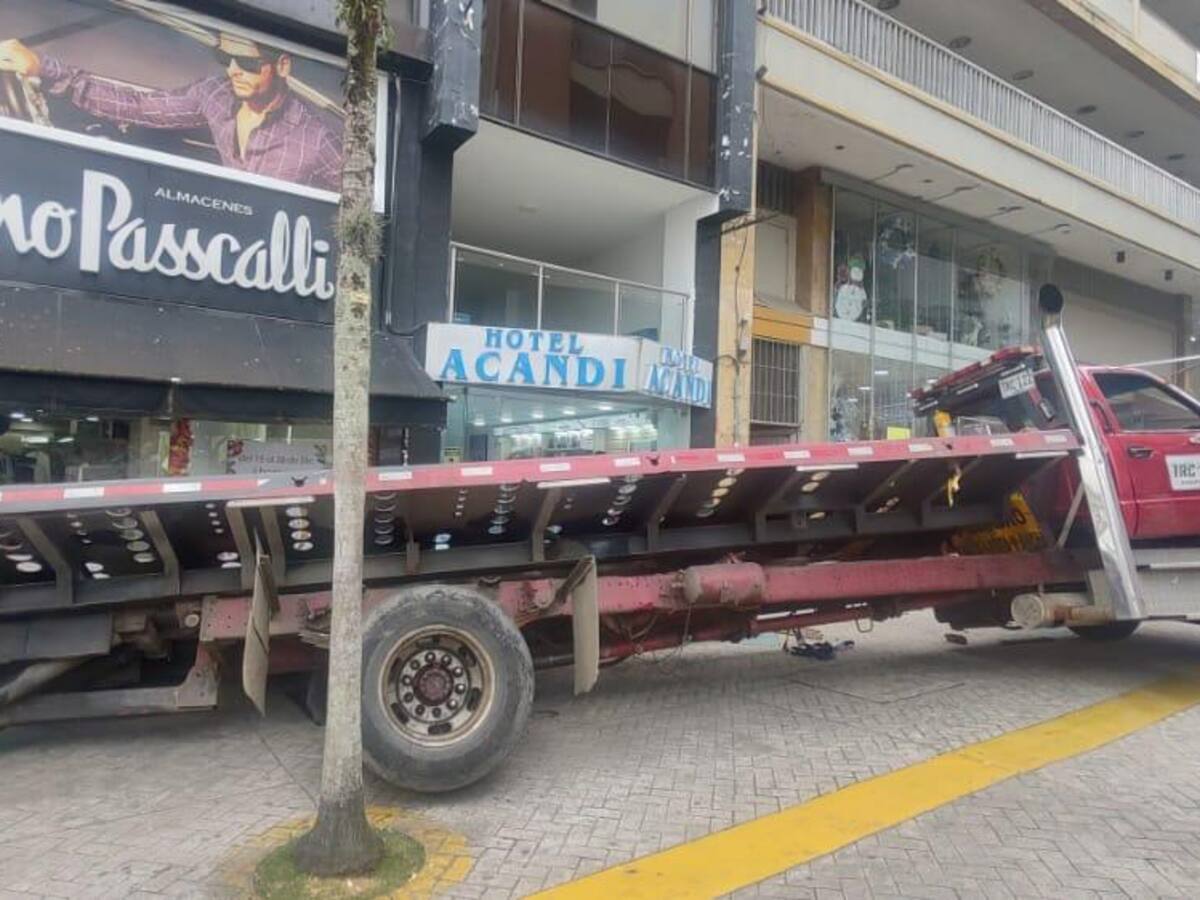 Vehículo de carga pesada colapsó vía peatonal en Ibagué