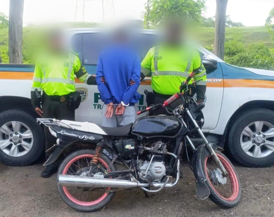 El hombre fue sorprendido por uniformados de Tránsito y Transporte de la Policía Bolívar. La moto quedó incautada y deberá responder ante la Fiscalía por el delito de falsedad marcaria