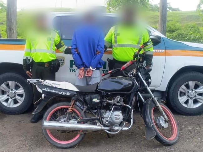 El hombre fue sorprendido por uniformados de Tránsito y Transporte de la Policía Bolívar. La moto quedó incautada y deberá responder ante la Fiscalía por el delito de falsedad marcaria