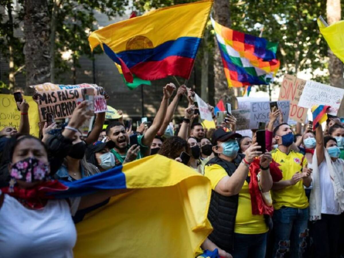Colombianos en el exterior respaldan el paro con música, banderas y arengas