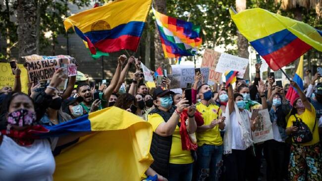 Ciudadanos colombianos salen a marchar en la ciudad de Barcelona este 5 de mayo.