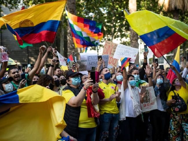 Ciudadanos colombianos salen a marchar en la ciudad de Barcelona este 5 de mayo.