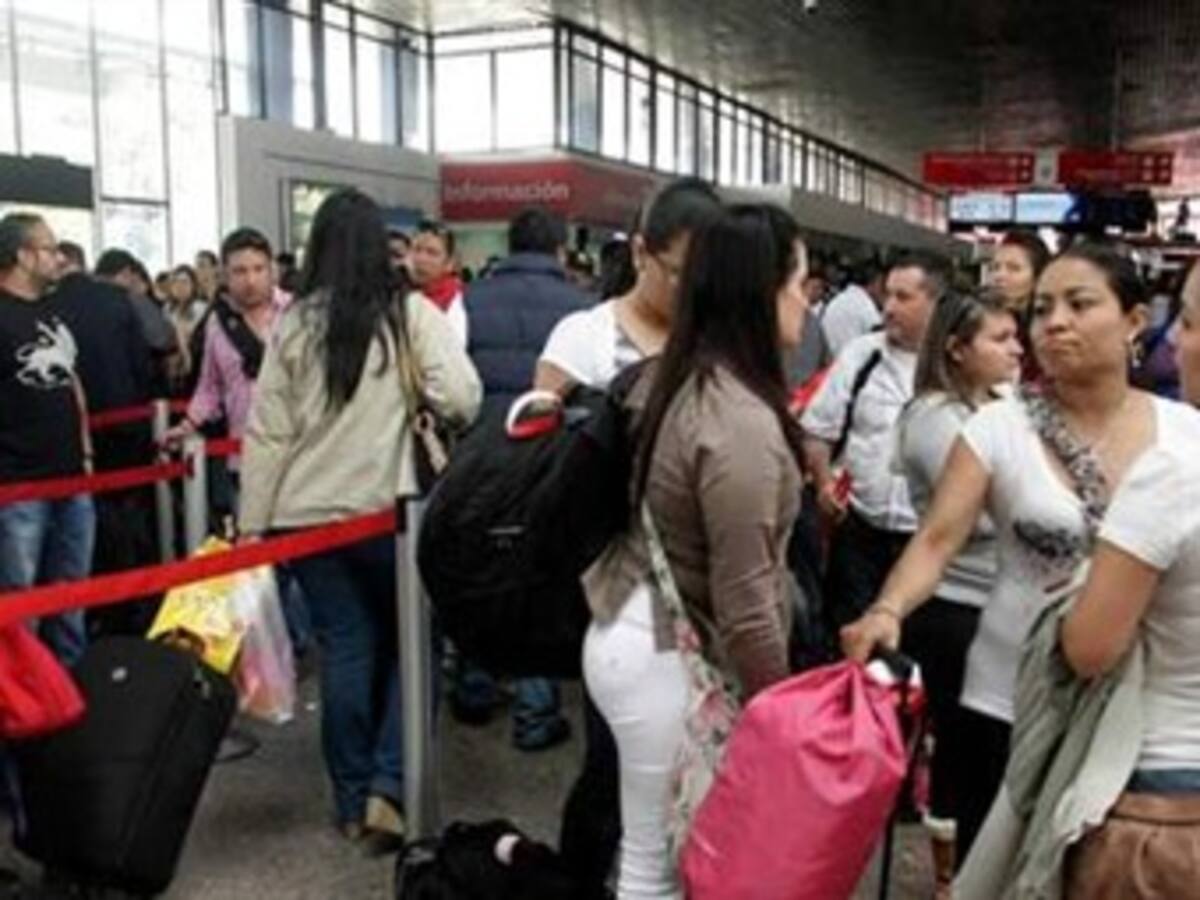 Protesta de usuarios de la Aerolínea Viva Colombia se registra en El Dorado