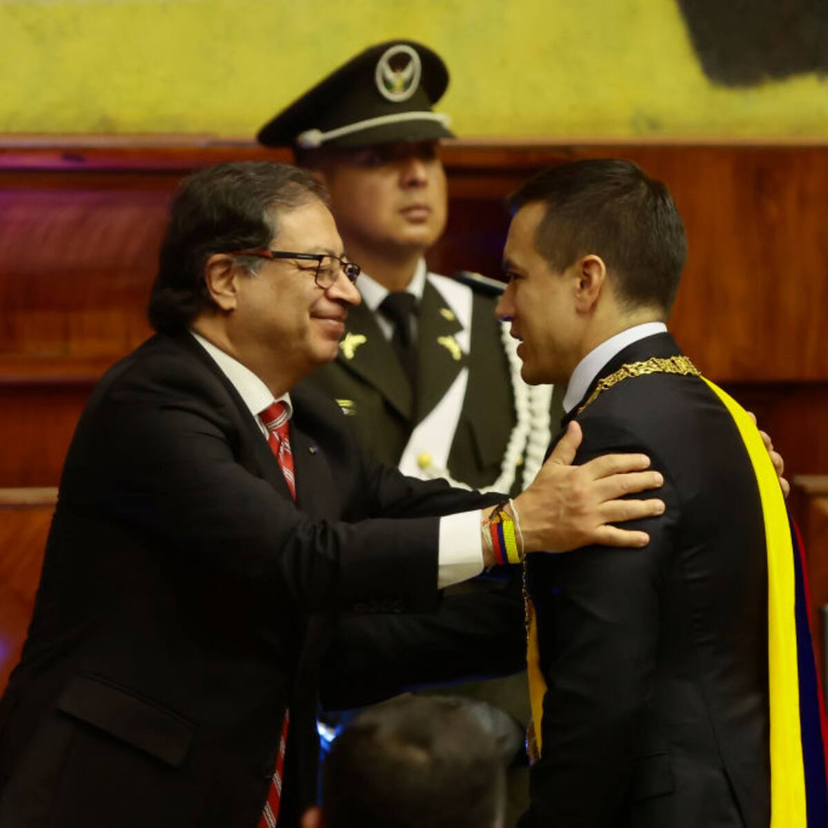 Daniel Noboa se expresa contrario a posición de Gustavo Petro por deportación de presos colombianos