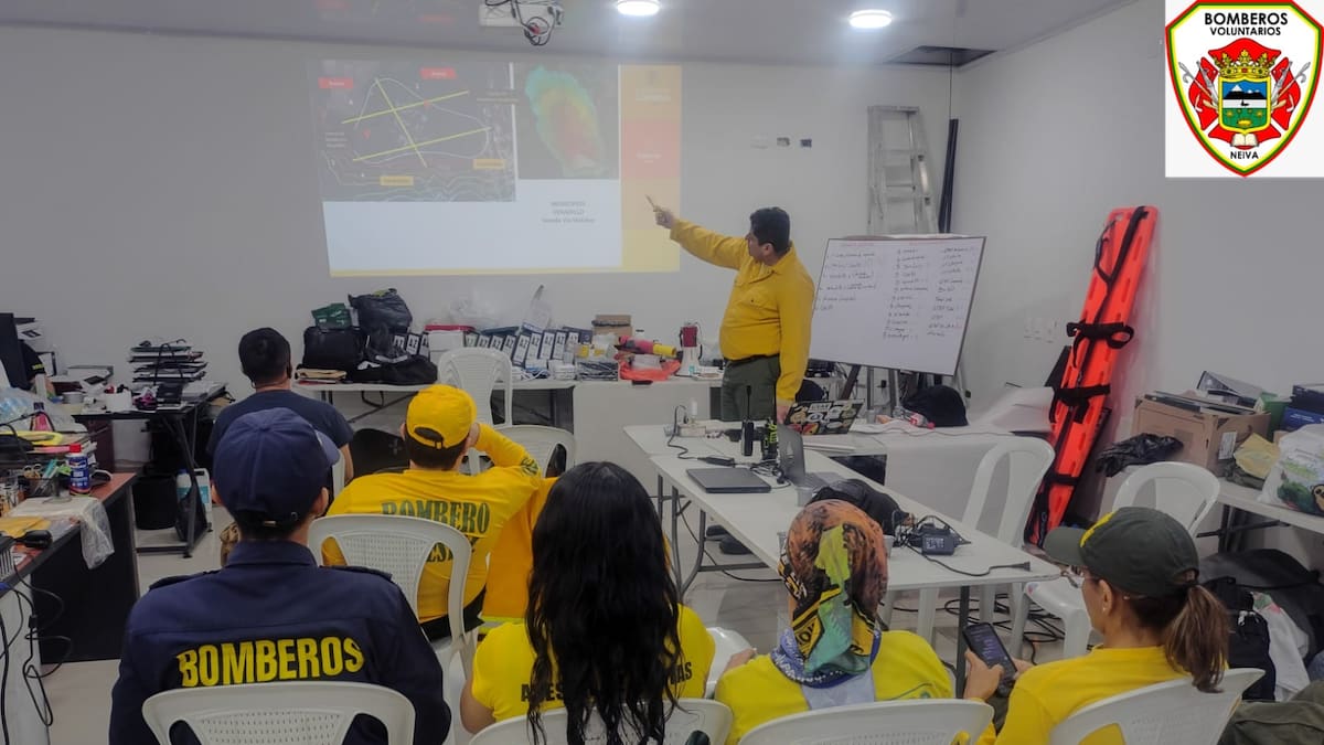 Bomberos de Neiva llegan al Tolima con 10 unidades y dos vehículos para controlar gran incendio