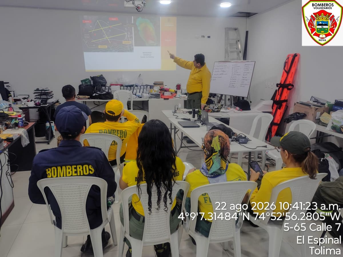 Bomberos de Neiva llegan al Tolima con 10 unidades y dos vehículos para controlar gran incendio