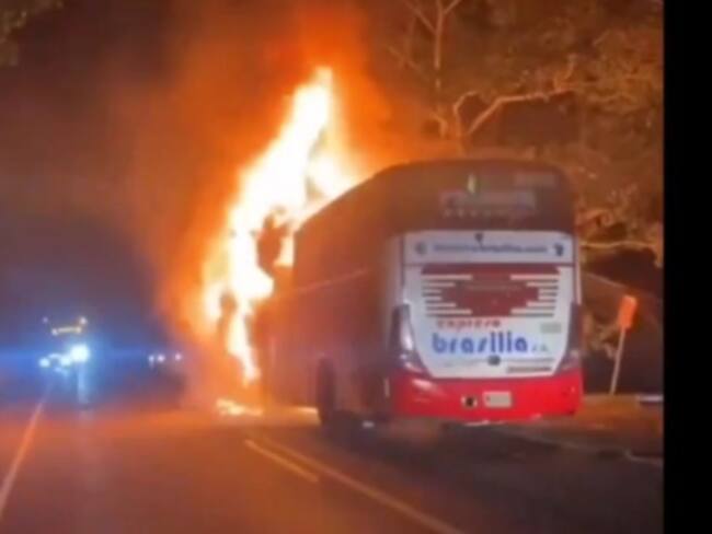 Bus de Brasilia quedó incinerado en vía nacional de Santander 