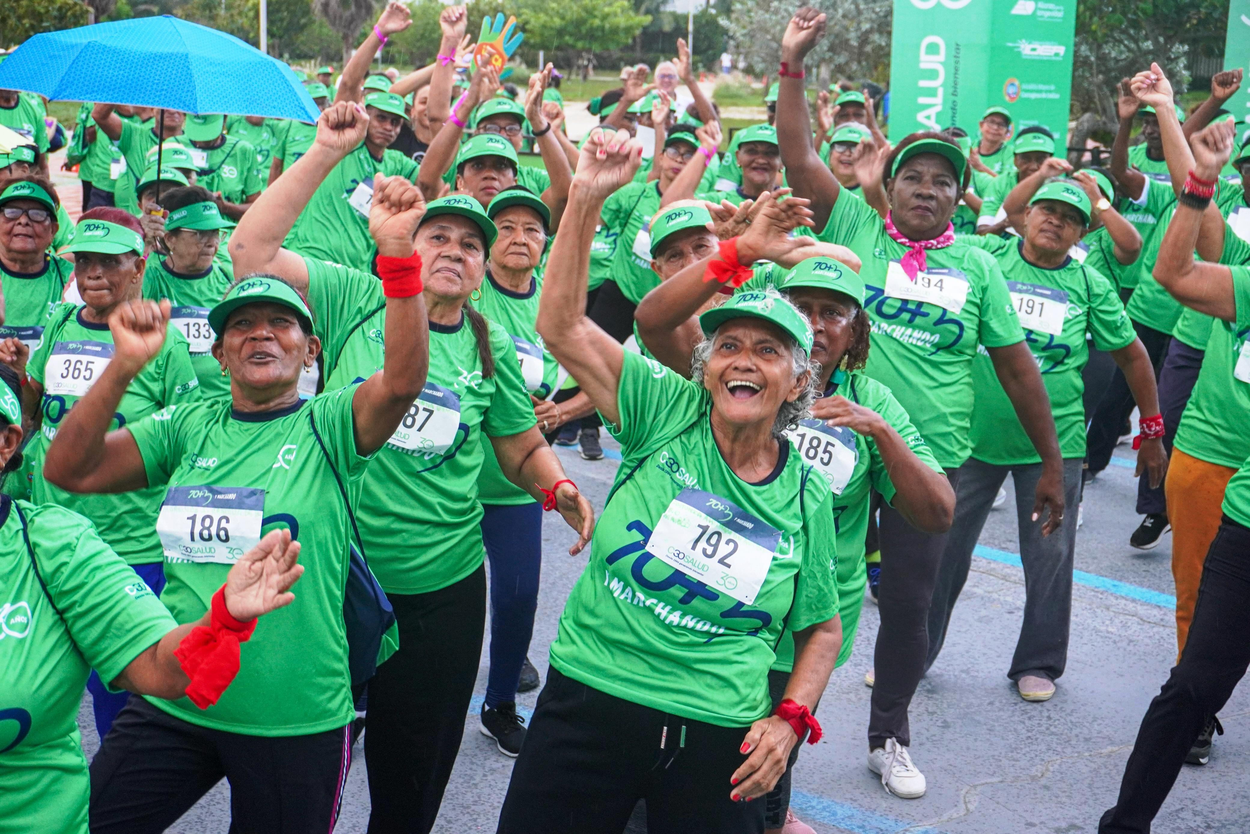 La edad es solo un número: Cartagena vio marchar a 600 adultos mayores