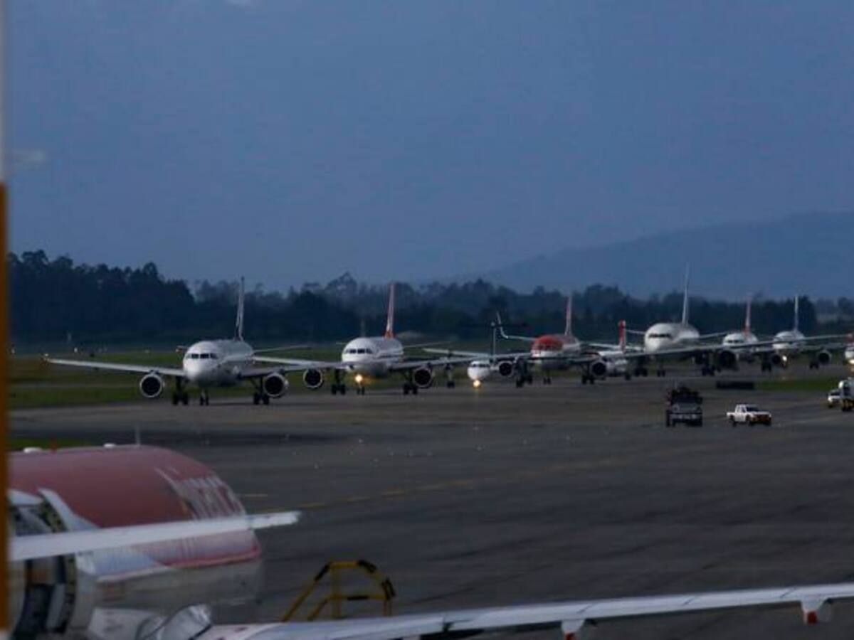 Obras en aeropuertos de Bogotá y Cali afectadas por paro camionero