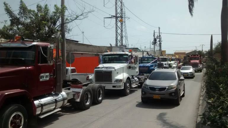 Una larga fila de camiones se tomo el sur de la capital del Atlántico, este miércoles.