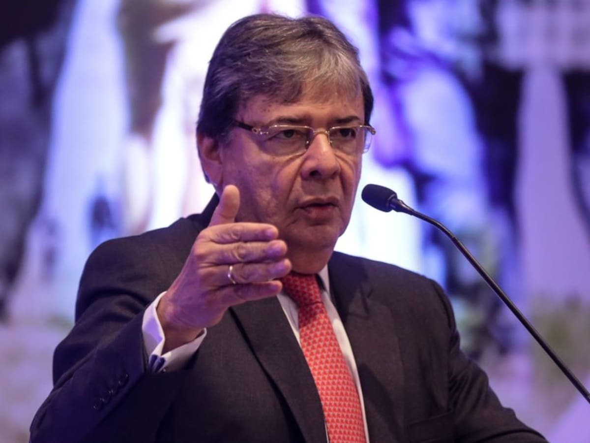 Colombia ve necesario presionar un cambio político en Venezuela