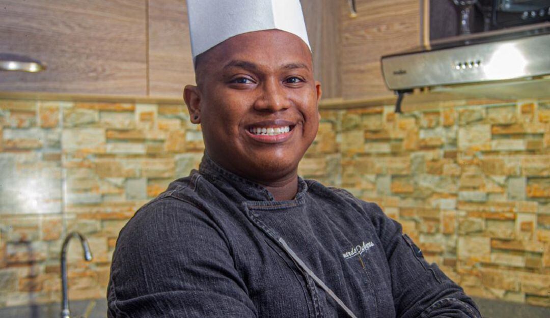 Con su acostumbrada frase "A Cocinar" este joven explica sus recetas basadas en ingredientes sencillos y fáciles de conseguir