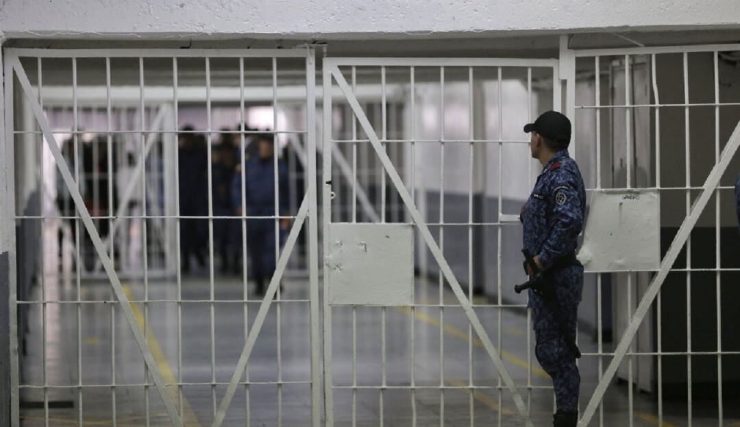 Familiares de internos esperan aval para visitas en la cárcel