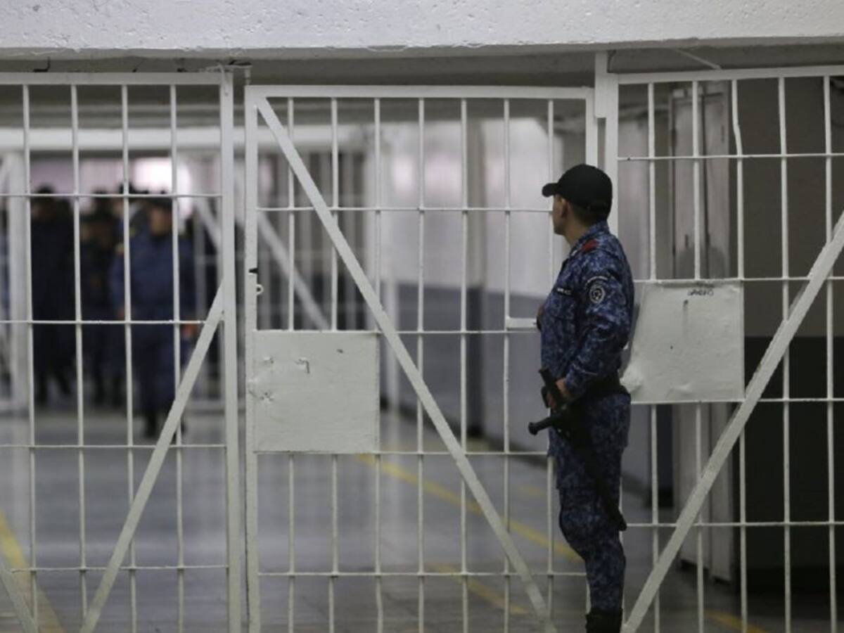 Familiares de internos esperan aval para visitas en la cárcel