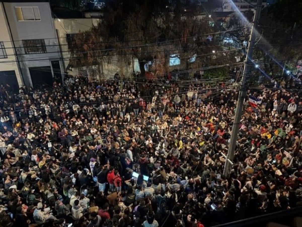 Cientos de jóvenes se movilizaron en Bogotá para demostrar su apoyo al candidato Iván Cepeda