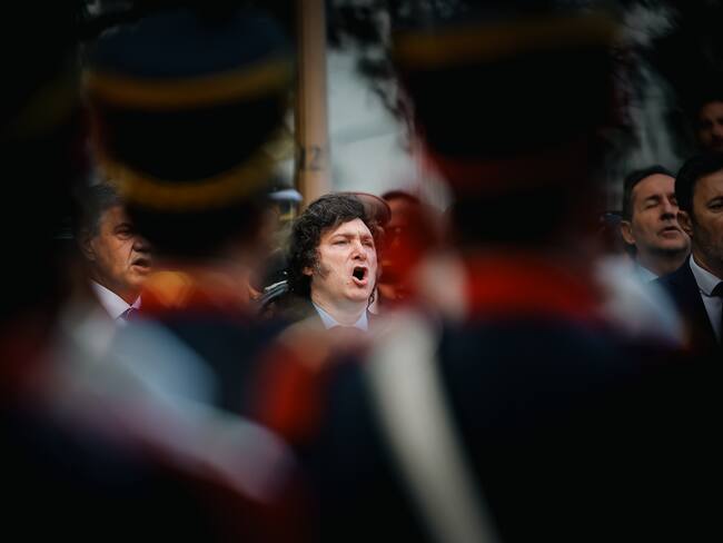 AME4187. BUENOS AIRES (ARGENTINA), 02/04/2024.- EL presidente de Argentina, Javier Milei, participa en un acto recordatorio del 42° aniversario de la guerra de Las Malvinas, este martes en la Plaza San Martín de Buenos Aires (Argentina). El país recuerda este martes el enfrentamiento de 1982 entre Argentina y el Reino Unido que duró 74 días y causó 649 muertes del lado argentino, 255 del Reino Unido y tres civiles isleños. EFE/ Juan Ignacio Roncoroni