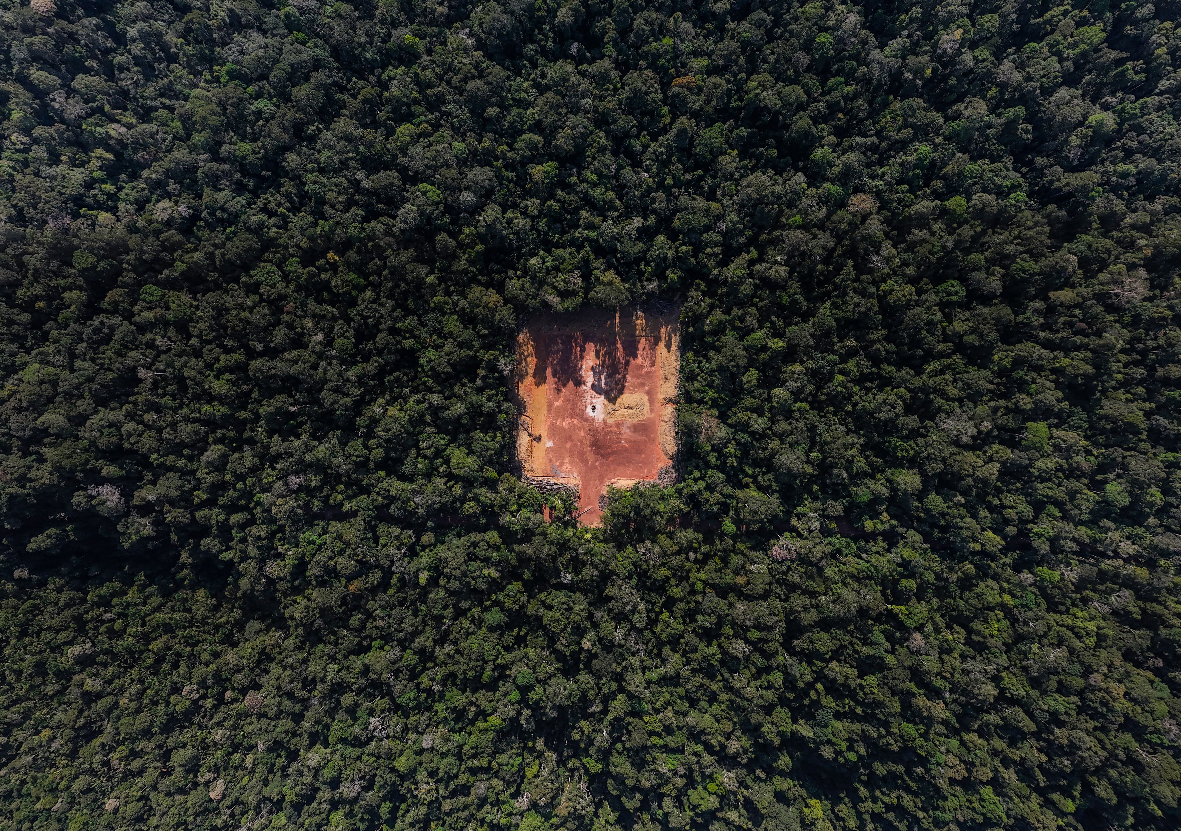 -FOTODELDÍA- ACOMPAÑA CRÓNICA BRASIL AMAZONÍA AME4983. SILVES (BRASIL), 19/06/2024.- Fotografía aérea donde se observa una zona deforestada donde se encuentra una estructura de metal pintada de rojo que sirve para mantener la presión y controlar el flujo de gas.