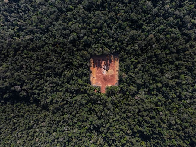 -FOTODELDÍA- ACOMPAÑA CRÓNICA BRASIL AMAZONÍA AME4983. SILVES (BRASIL), 19/06/2024.- Fotografía aérea donde se observa una zona deforestada donde se encuentra una estructura de metal pintada de rojo que sirve para mantener la presión y controlar el flujo de gas, el 14 de junio del 2024, en la selva amazónica (Brasil). La extracción de gas natural en plena Amazonía brasileña ha puesto en pie de guerra al pueblo Mura. Mientras las autoridades hablan de desarrollo para la región, esta etnia teme por los ríos y los bosques de los que vive y ha entablado una lucha legal para frenar el proyecto. EFE/ Antonio Lacerda