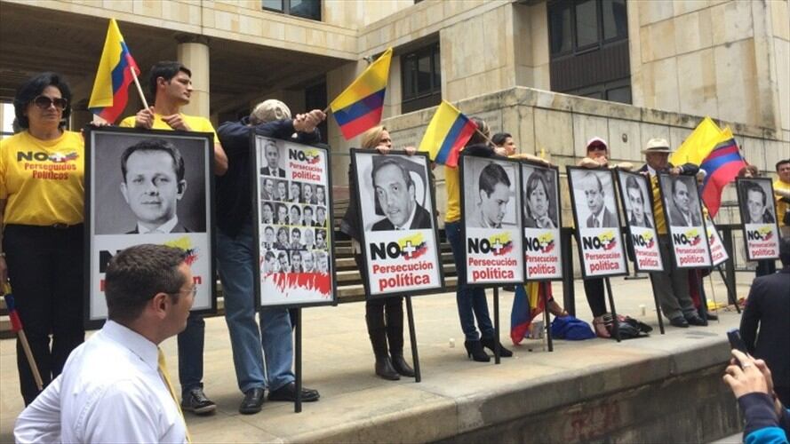 Frente al Palacio de Justicia, varios seguidores del Centro Democrático protestan contra la supuesta persecución política de la que son víctimas sus líderes. Foto: Colprensa