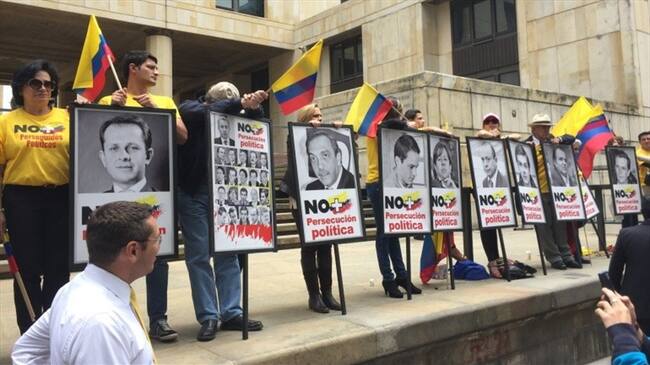 Frente al Palacio de Justicia, varios seguidores del Centro Democrático protestan contra la supuesta persecución política de la que son víctimas sus líderes. Foto: Colprensa