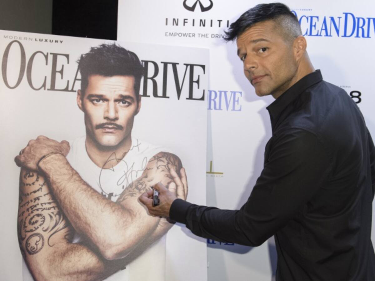 ¿Cómo se ve Ricky Martin con bigote?