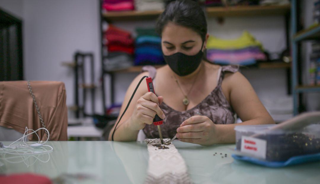 Las mujeres destinan 26 horas a la semana a oficios del hogar, mientras que los hombres 11.