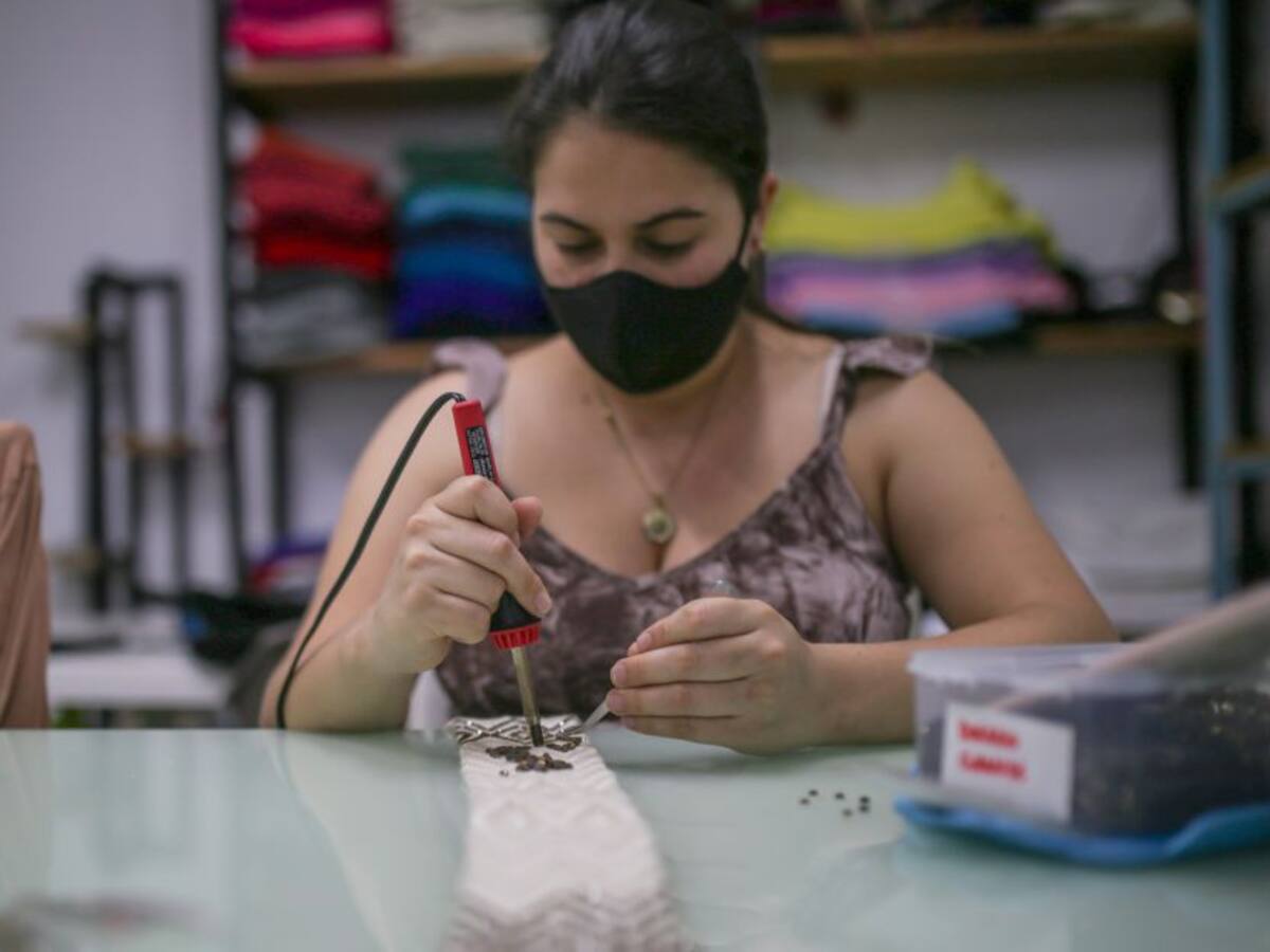 Tener obligaciones de cuidado reduce la oferta laboral femenina en 17,5%