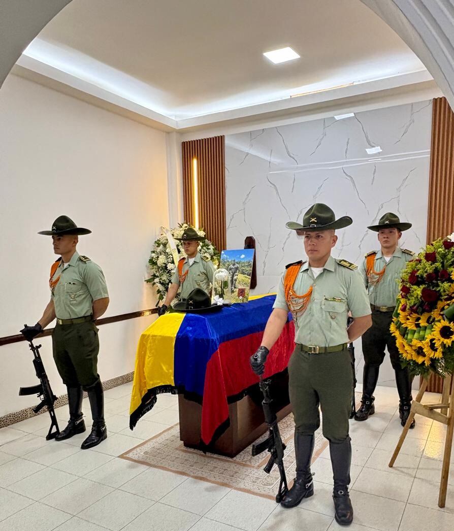 Honores policiales al cuerpo sin vida del patrullero Jhonatan Jiménez, asesinado en atentado en Antioquia. Foto: Cortesía Policía Quindío