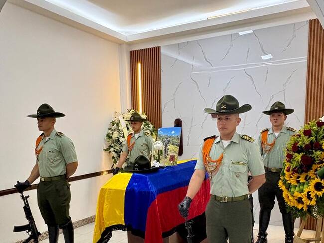 Honores policiales al cuerpo sin vida del patrullero Jhonatan Jiménez, asesinado en atentado en Antioquia. Foto: Cortesía Policía Quindío