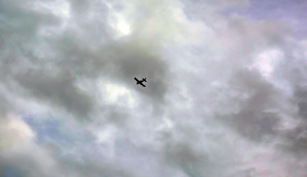 Avión volando entre nubes