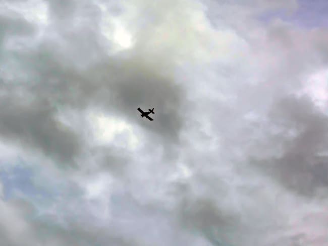Avión volando entre nubes