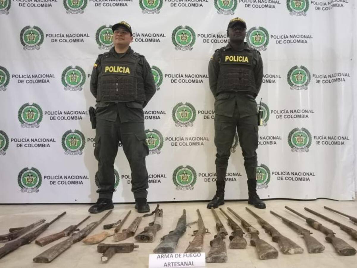 Hallan 17 escopetas y una mini uzi en zona rural de Policarpa