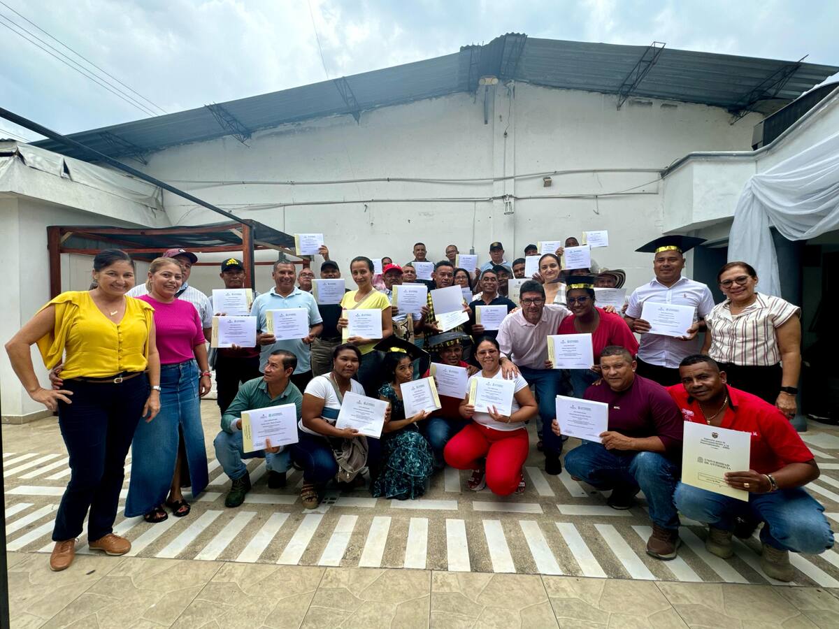 32 firmantes de paz de Bolívar, Sucre y Córdoba recibieron su grado