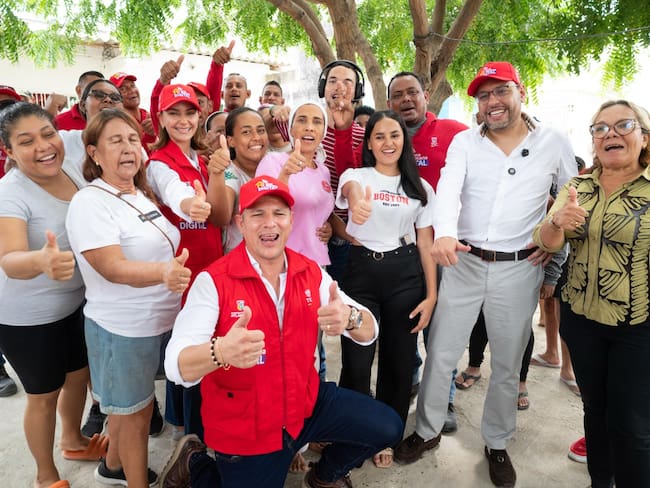 Ministro de las TIC Julián Molina, junto a la comunidad del municipio de Soledad Atlántico.