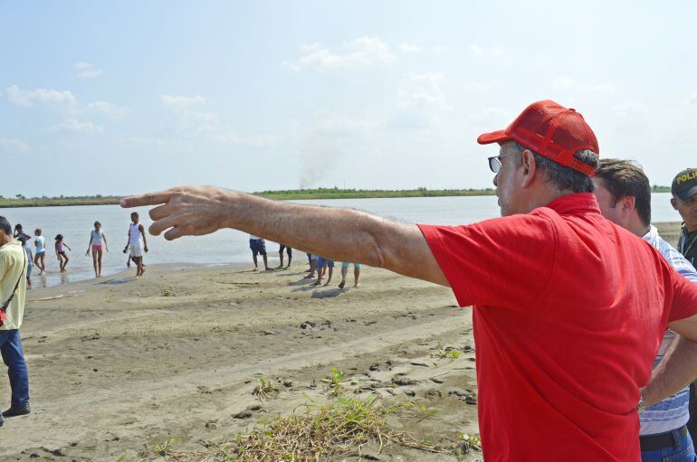 El Gobernador del Atlántico durante la inspección en la bocatoma del acueducto del corregimiento de Puerto Giraldo.