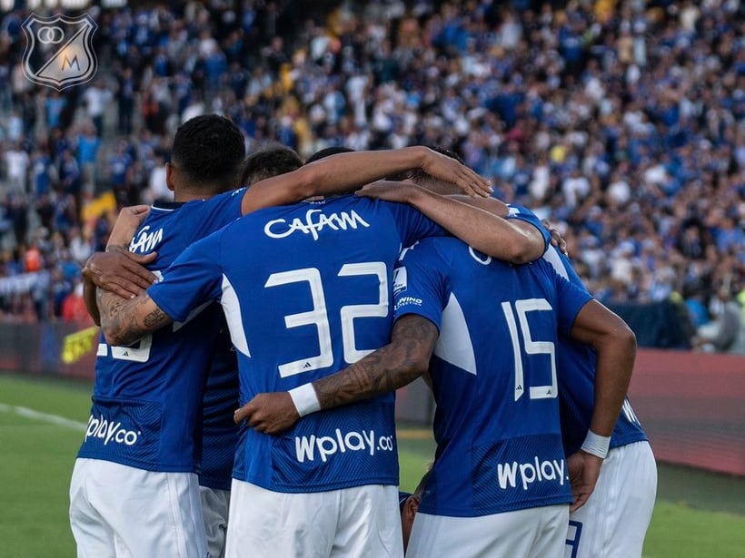 Los jugadores de Millonarios festejan uno de sus goles ante el Medellín / Twitter: @MillosFCoficial.