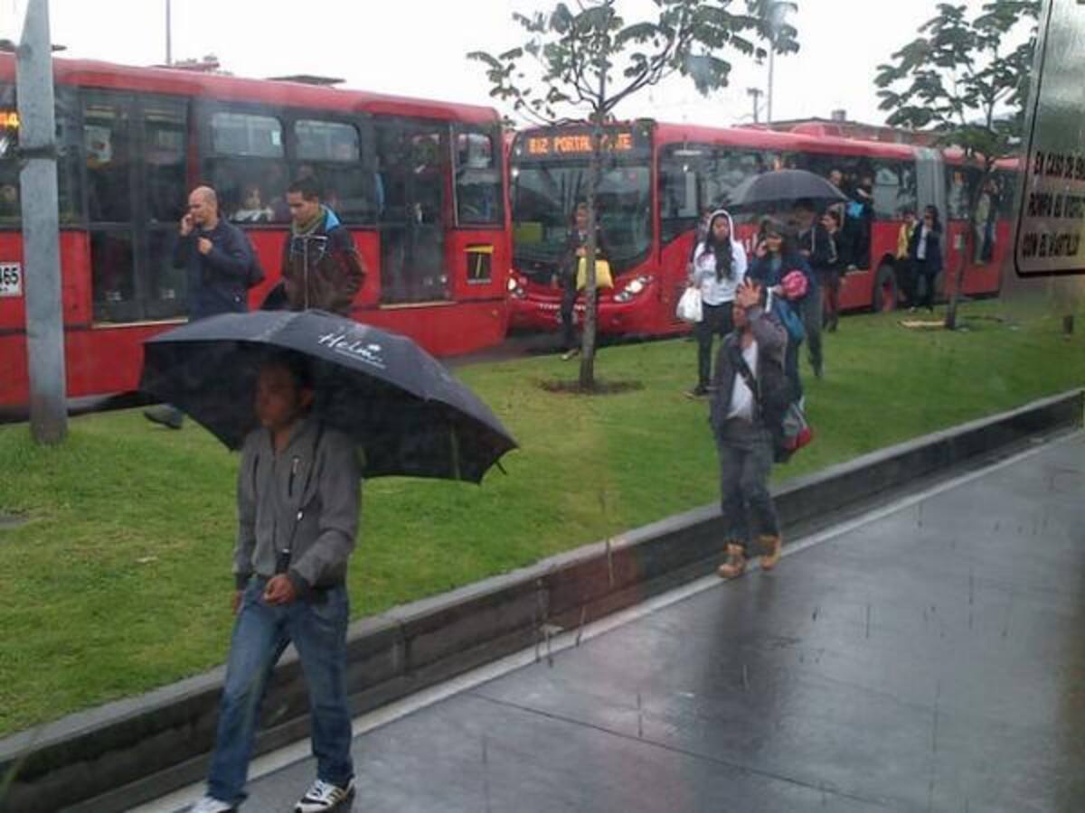 Por bloqueos en las estaciones y portales los bogotanos tienen que recorrer varios calles en busca de otro transprote.